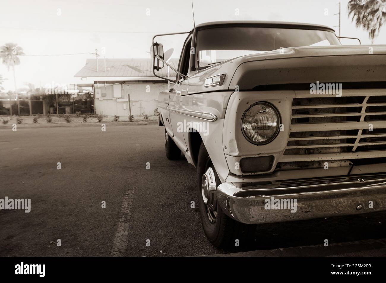 Klassischer amerikanischer Oldtimer-LKW, der auf einem Parkplatz in einem Vorort abgestellt wird. Stockfoto