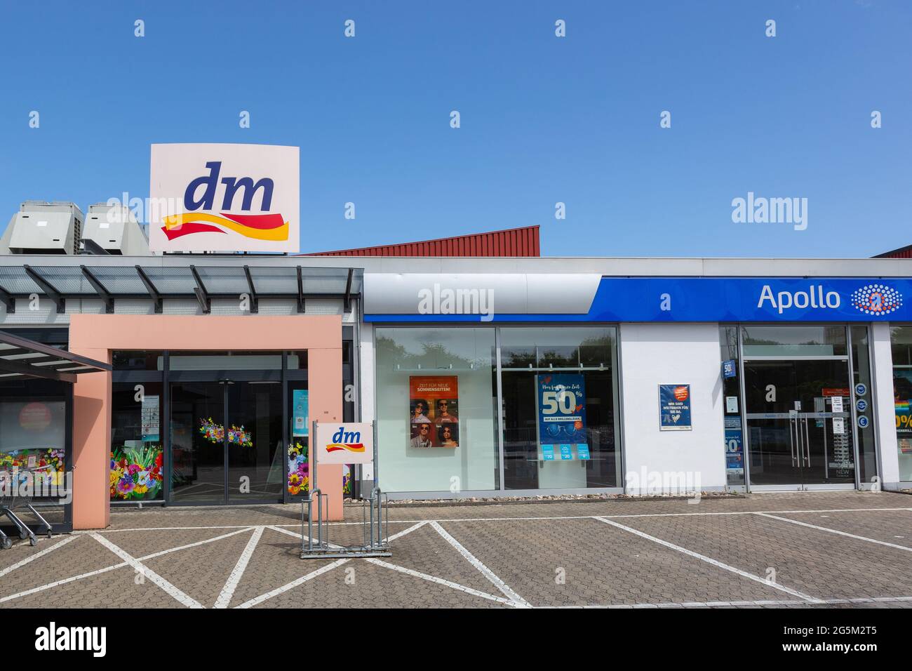 NEUWIED, DEUTSCHLAND - 20. Jun 2021: Neuwied, Deutschland - 20. Juni 2021: Fassade und Eingang eines dm-Ladens und eines Apollo-Ladens. dm ist eine Drogeriekette. Ap Stockfoto