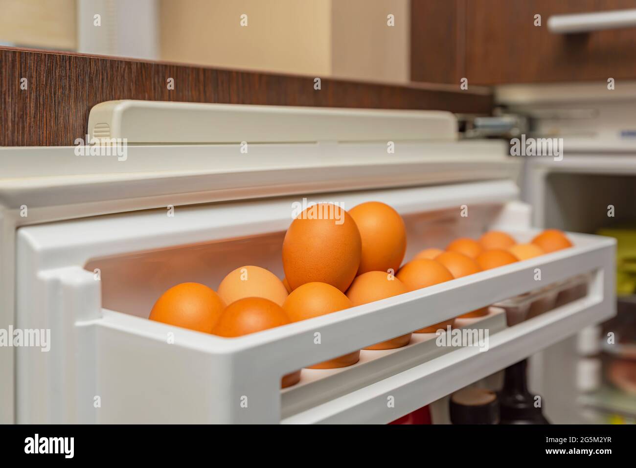 Lagerung von Eiern im Kühlschrank, Verzehr von Eiern, Kosten von Eiern Stockfoto