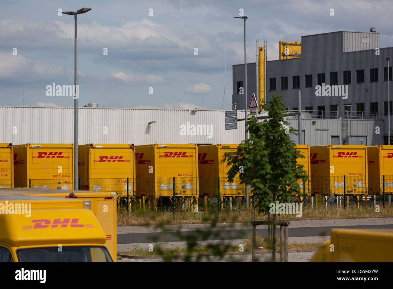 Dhl Versandbehälter Stockfotos und -bilder Kaufen - Alamy