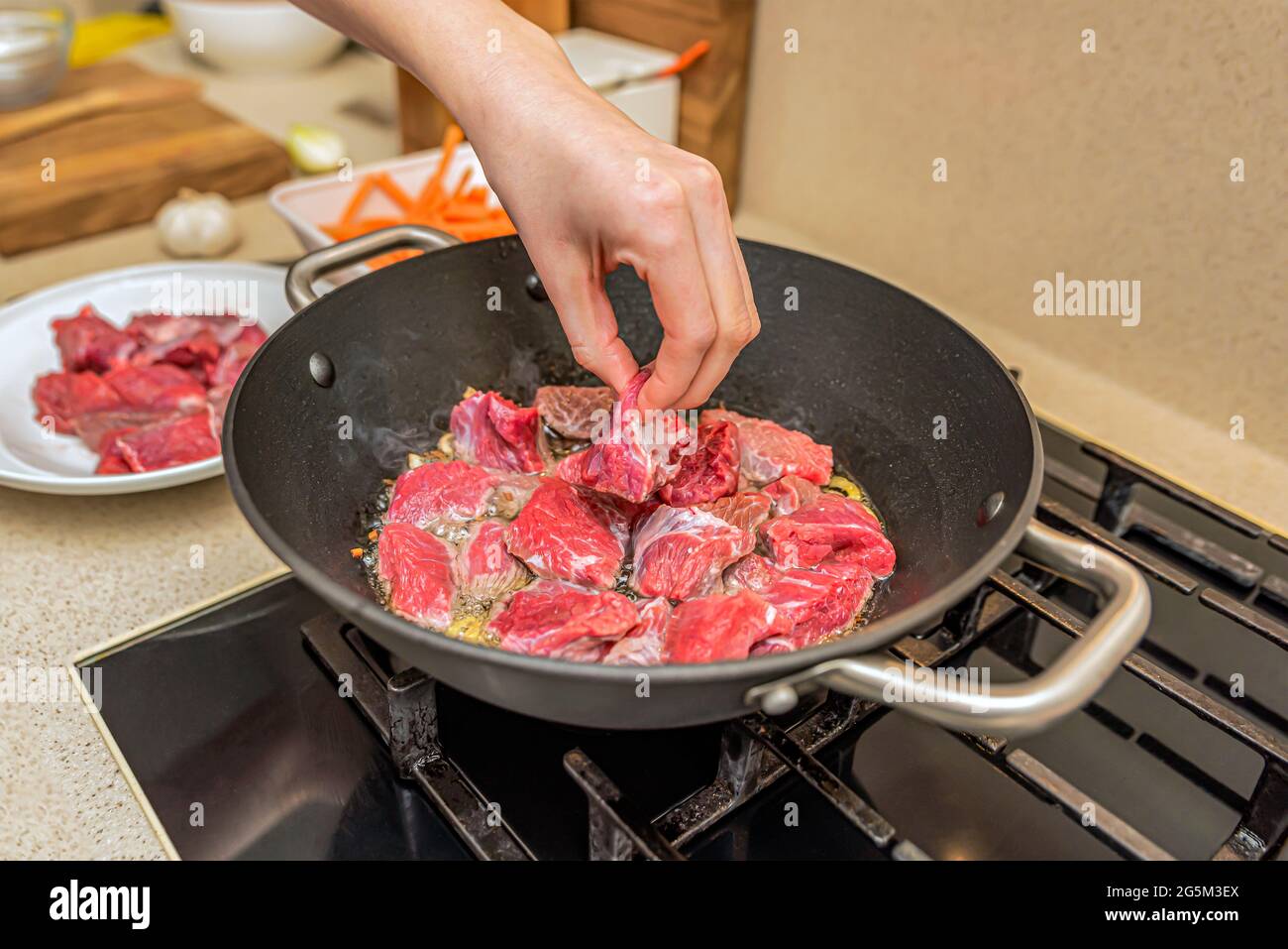 Kochen Pilaf in einem Kessel. Ein Schritt für Schritt Rezept für das ...