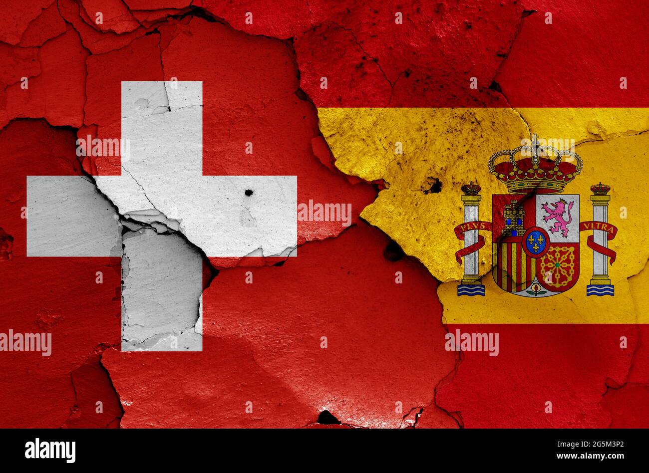 Flaggen der Schweiz und Spaniens auf gerissene Wand gemalt Stockfoto