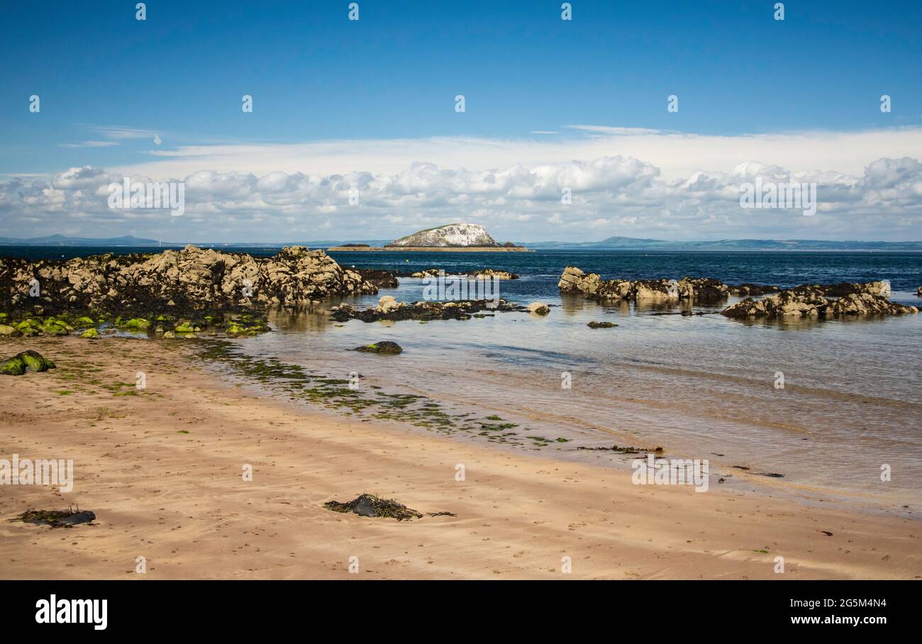 Blick vom North Berwick Beach auf den Firth of Forth in East Lothian, Schottland. Stockfoto