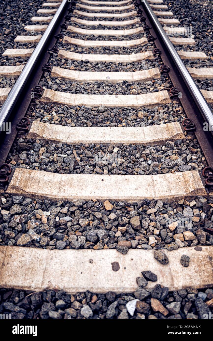 Nahaufnahme mit Blick auf symmetrische Eisenbahnschienen mit Felsen in Sacramento, Kalifornien Stockfoto