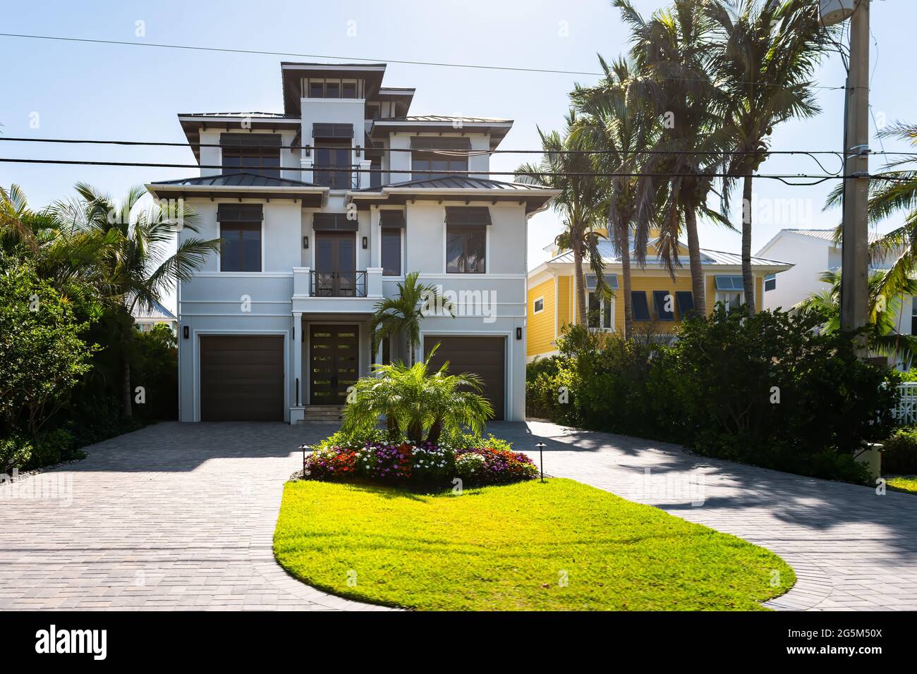 Bonita Springs, Florida Golf von mexiko Küste mit Luxusvilla Herrenhaus Gebäude am Wasser Architektur bunt bemalt und Garage Stockfoto