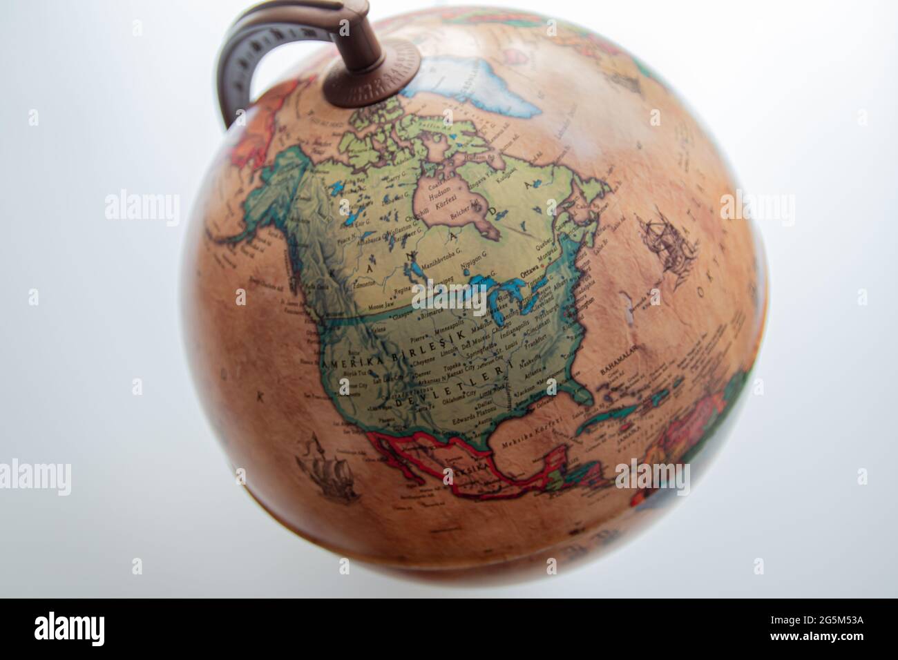 Isolierte Aufnahme der normalen Globus-Karte mit Ländern und anderen Details in türkischer Sprache, Weltkarte Konzept, Erdkugel Stockfoto