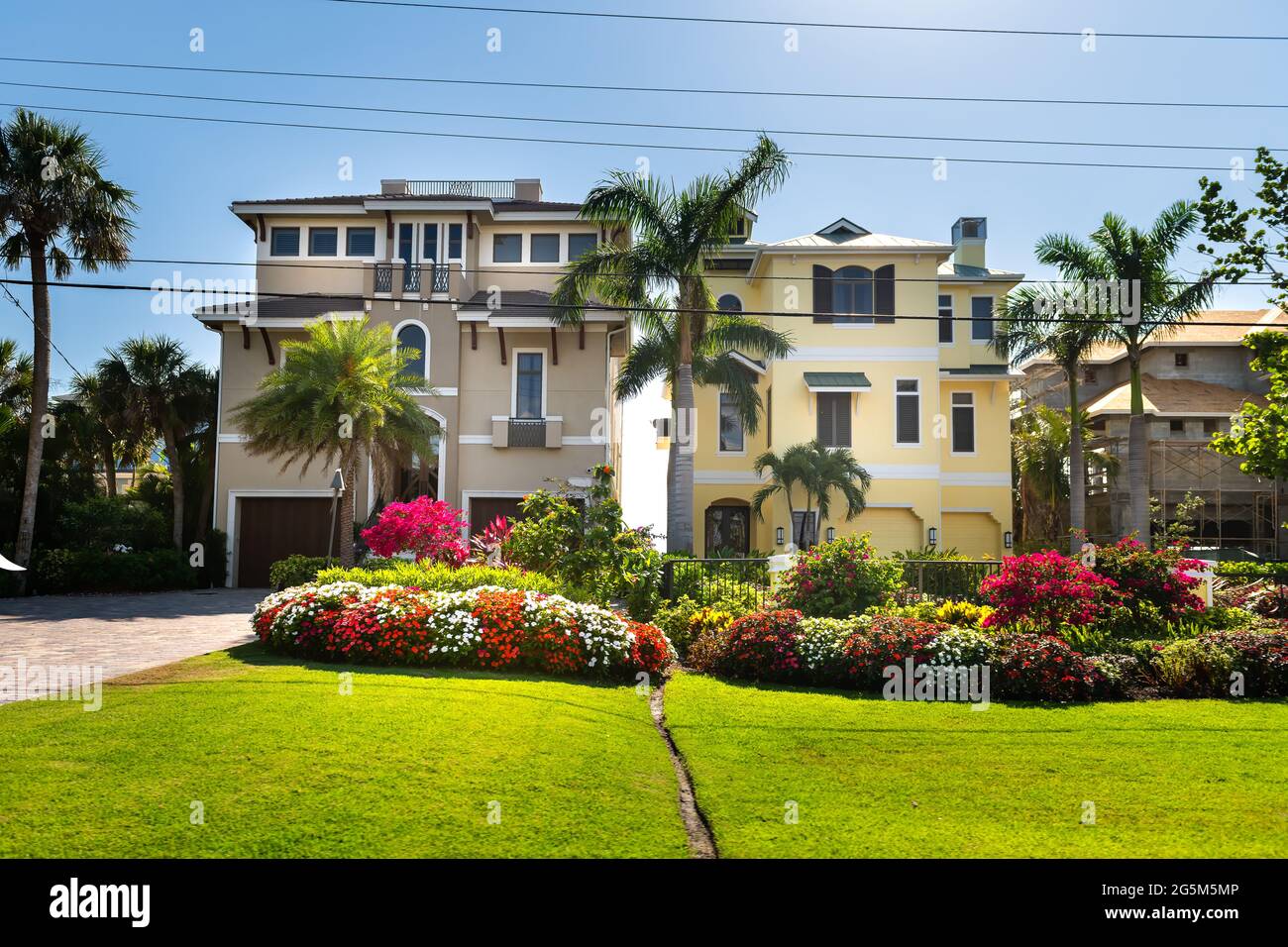 Bonita Springs, Florida Golf von mexiko Küste mit Gärten und bunten Luxus-Villa Herrenhaus Häuser moderne Architektur am Wasser und Eindrivew Stockfoto