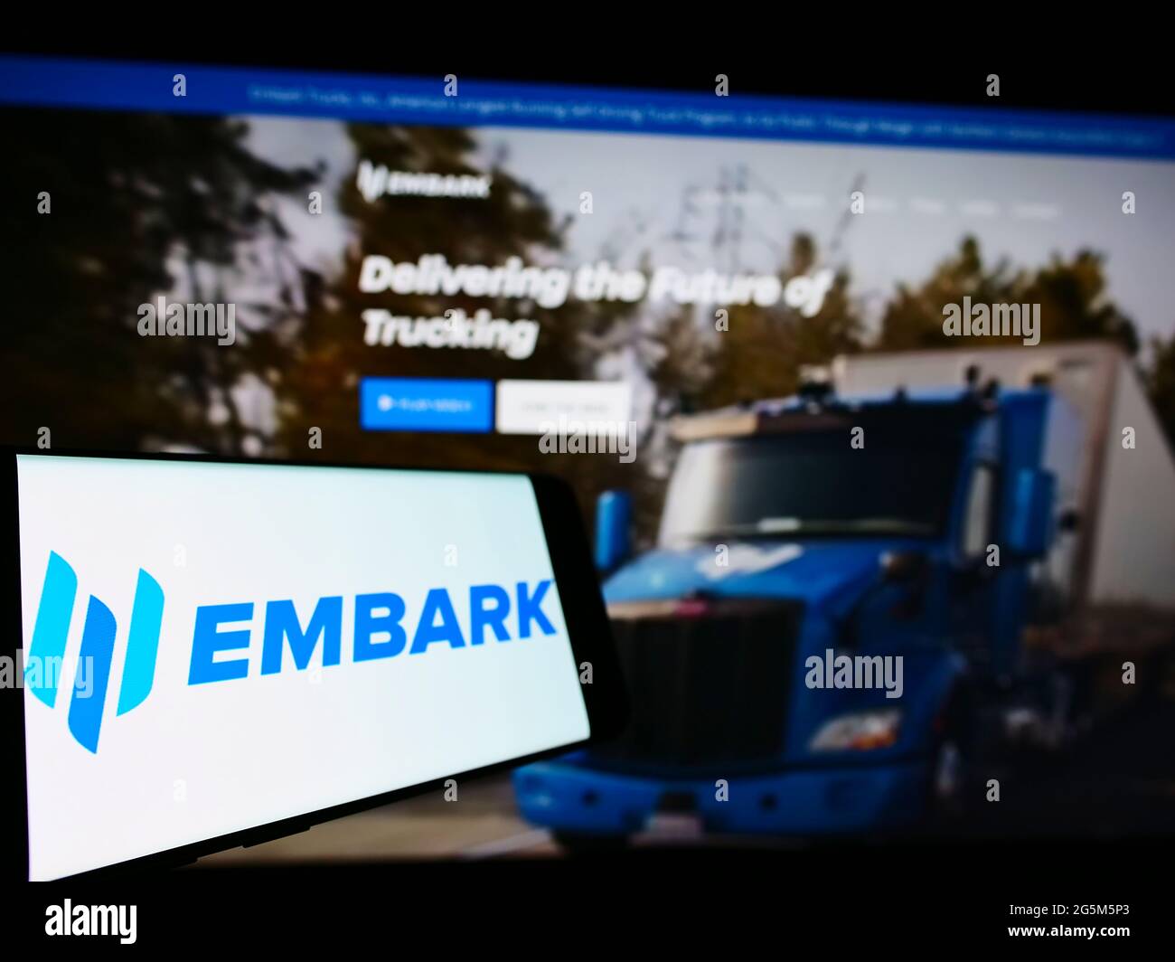 Smartphone mit Logo des US-amerikanischen autonomen Fahrers Embark Trucks Inc. Auf dem Bildschirm vor der Business-Website. Konzentrieren Sie sich auf die linke Seite des Telefondisplays. Stockfoto