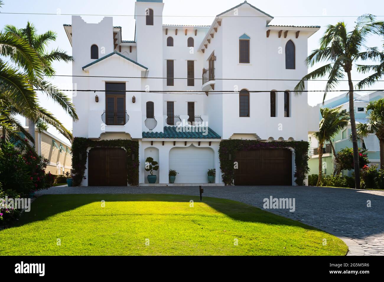Bonita Springs, Florida Golf von mexiko Küste mit weißen Luxusvilla Herrenhaus moderne Waterfront Architektur und Auffahrt zur Garage Stockfoto