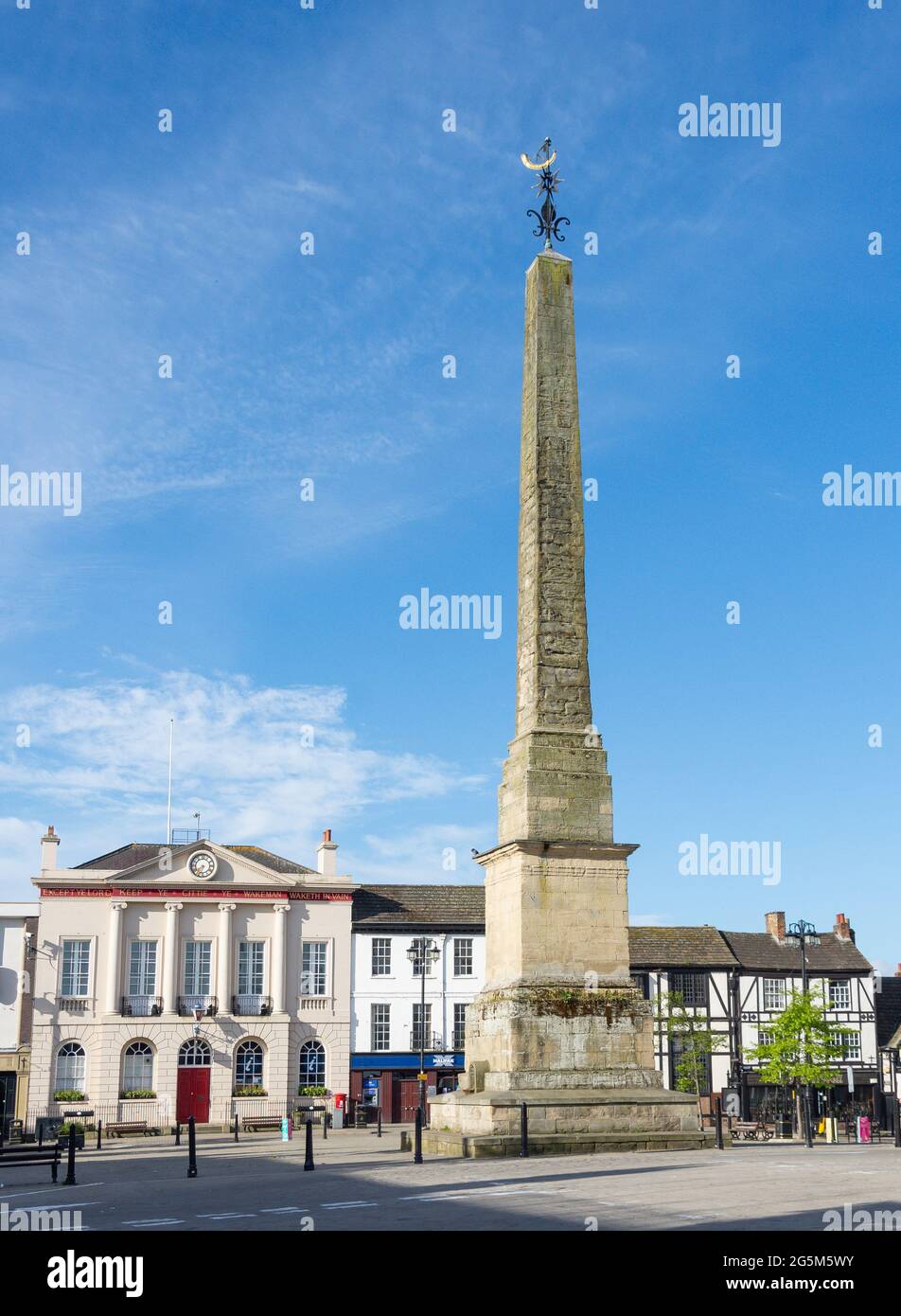 Ripon Obelisk und Rathaus, Marktplatz, Ripon, North Yorkshire, England, Vereinigtes Königreich Stockfoto