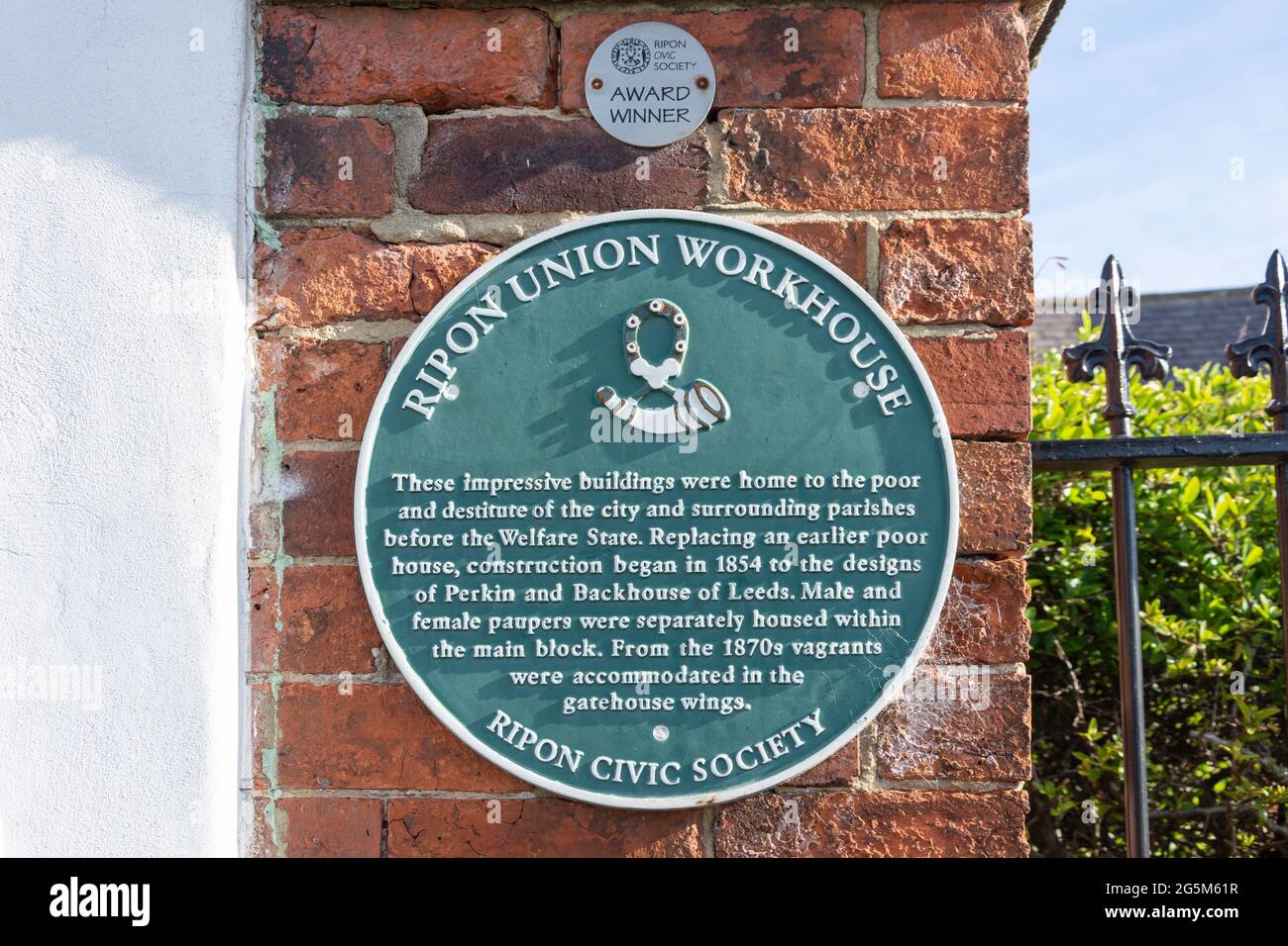 Historische Plakette vor dem Workhouse Museum, Allhlowgate, Ripon, North Yorkshire, England, Vereinigtes Königreich Stockfoto