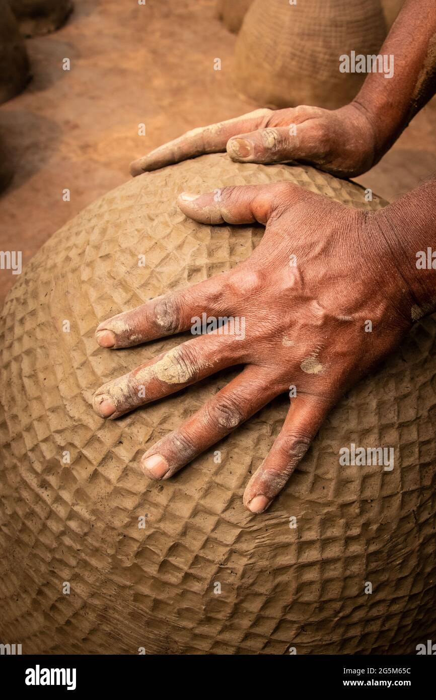 Potter arbeitet auf dem Hof. Ich habe dieses Bild am 12. Februar 2021 aus Nimtoli, Shekhornagar, Bangladesch, aufgenommen Stockfoto