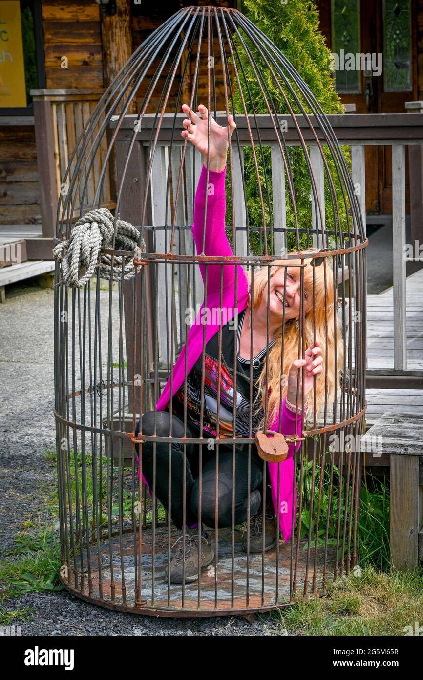 Frau im Vogelkäfig Stockfoto