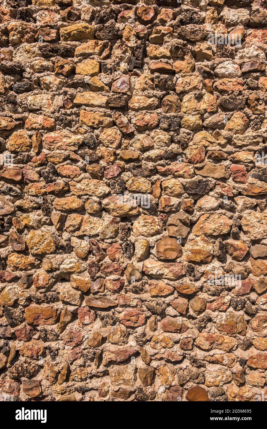 Steinmauer mit rotem Eisengehalt und Struktur - Mezieres-en-Brenne, Indre (36), Frankreich. Stockfoto