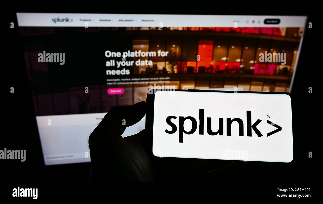 Person, die ein Mobiltelefon mit dem Logo des US-Technologieunternehmens Splunk Inc. Auf dem Bildschirm vor der Unternehmenswebseite hält. Konzentrieren Sie sich auf die Telefonanzeige. Stockfoto