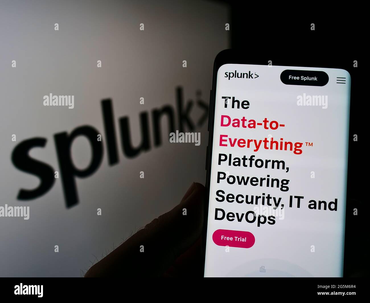 Person mit Mobiltelefon und Website des US-Technologieunternehmens Splunk Inc. Auf dem Bildschirm vor dem Unternehmenslogo. Konzentrieren Sie sich auf die Mitte des Telefondisplays. Stockfoto