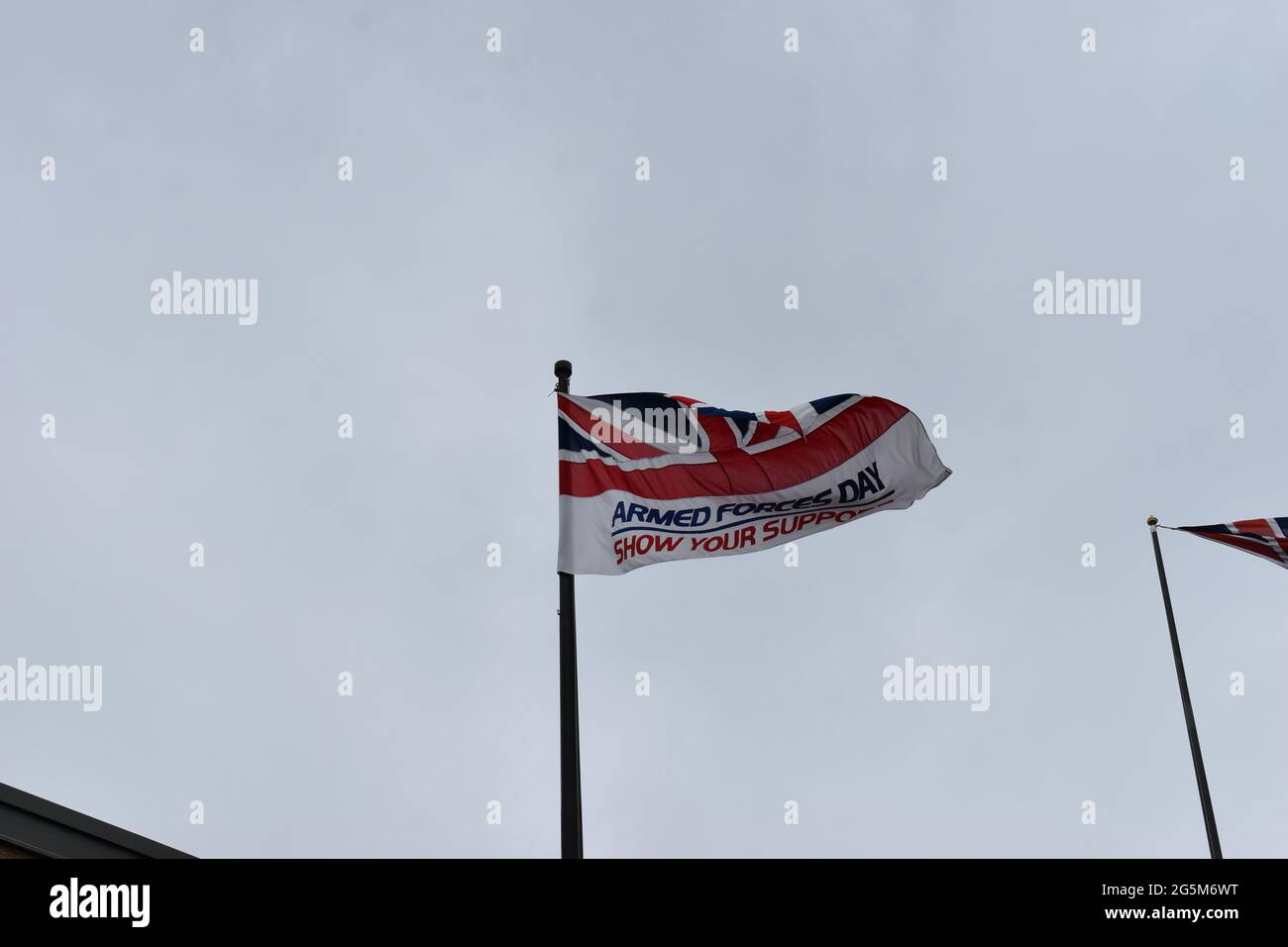 Am Tag der Streitkräfte fliegt die Flagge in den Büros des Milton Keynes Council. Stockfoto