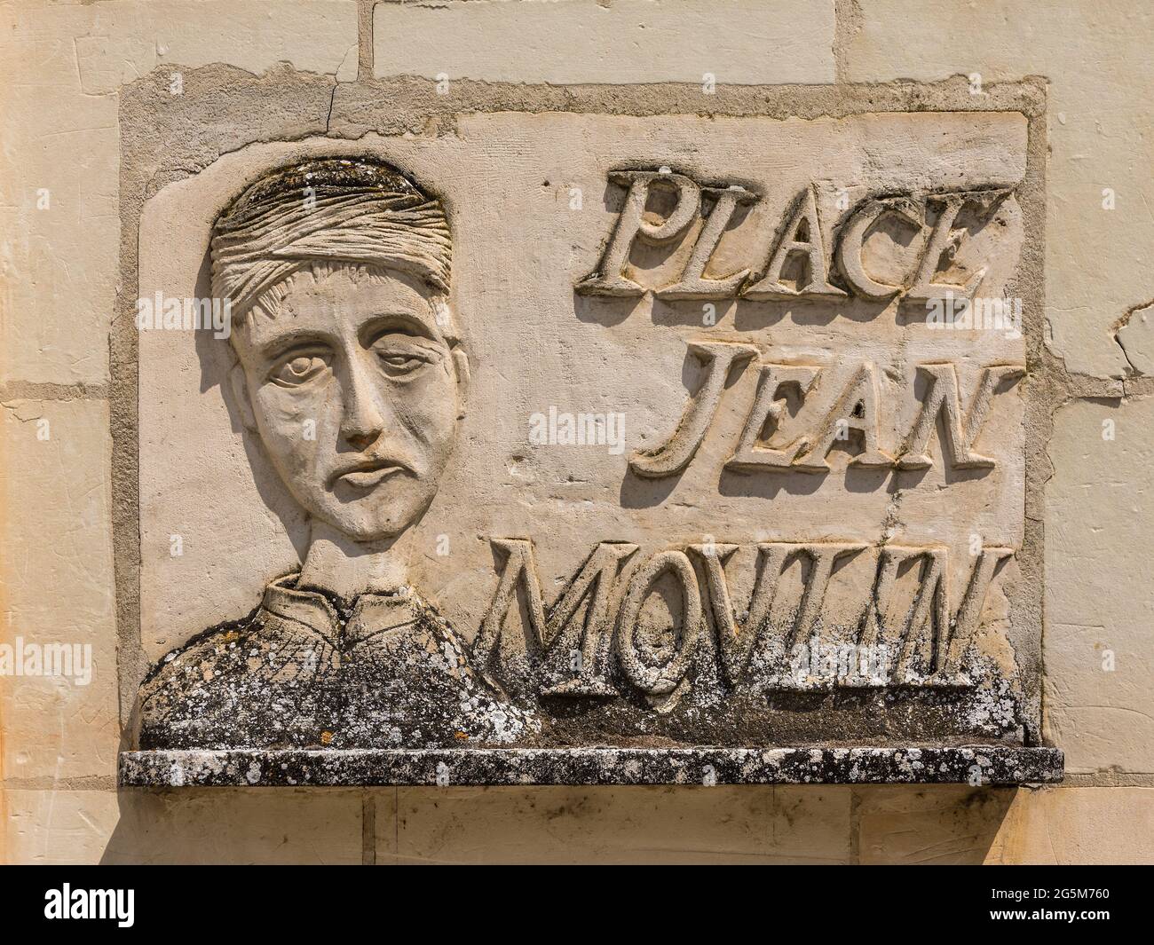 Geschnitzte Steintafel zur Feier des Helden des lokalen Kriegswiderstands Jean Moulin - Mezieres-en- Brenne, Indre (36), Frankreich. Stockfoto