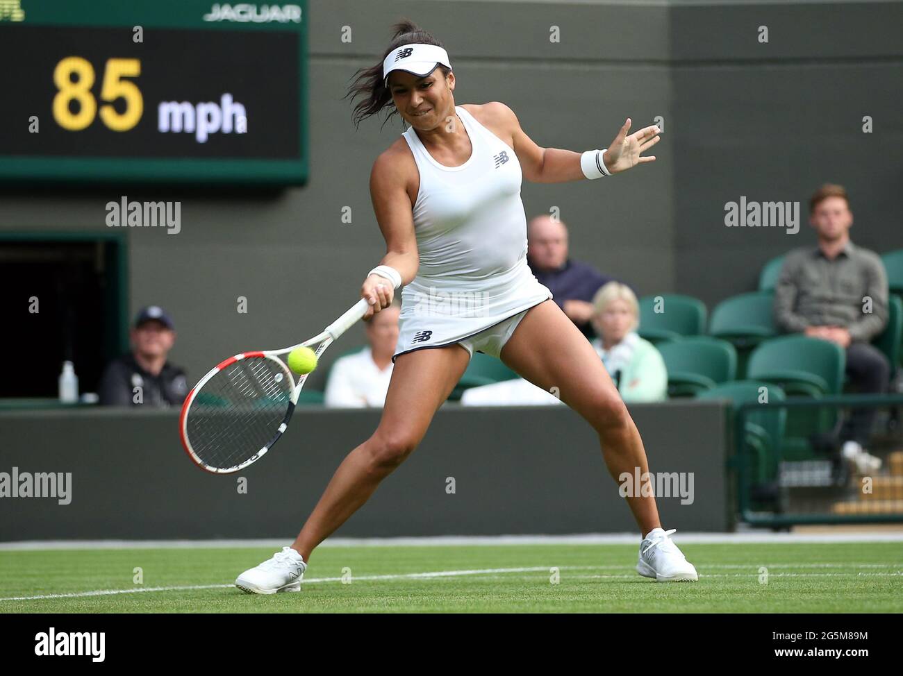 Heather Watson im Einsatz gegen Kristie Ahn während ihres ersten Damen-Einzel-Spiels am ersten Tag von Wimbledon im All England Lawn Tennis and Croquet Club, Wimbledon. Bilddatum: Montag, 28. Juni 2021. Stockfoto