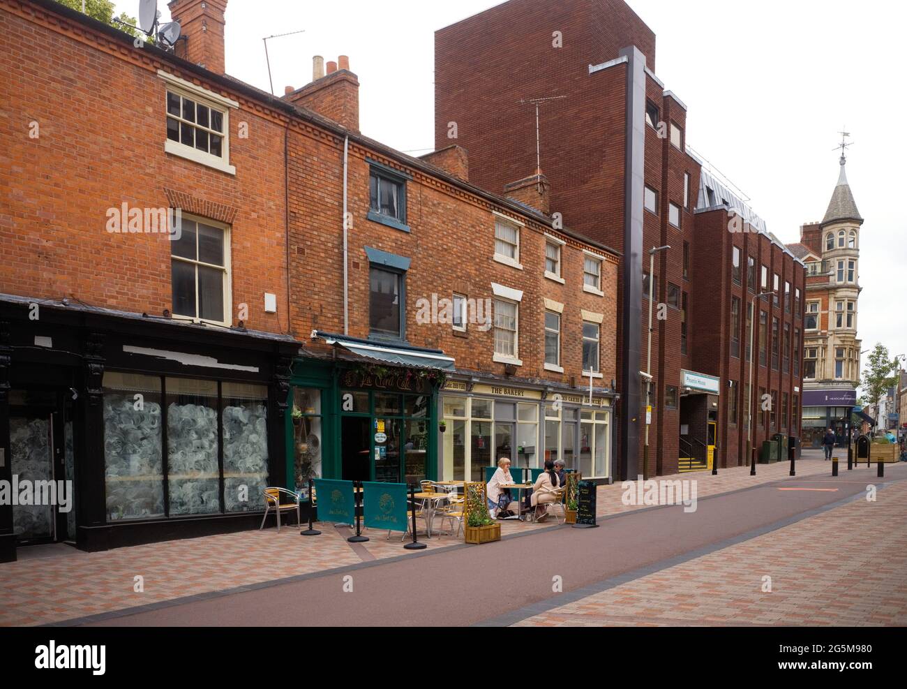 Leute, die vor dem Foret Cafe im New Walk-Viertel von Leicester sitzen Stockfoto