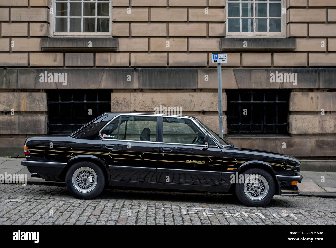 Schwarzer 1988 BMW Alpina Oldtimer in der Altstadt von Edinburgh geparkt. Stockfoto