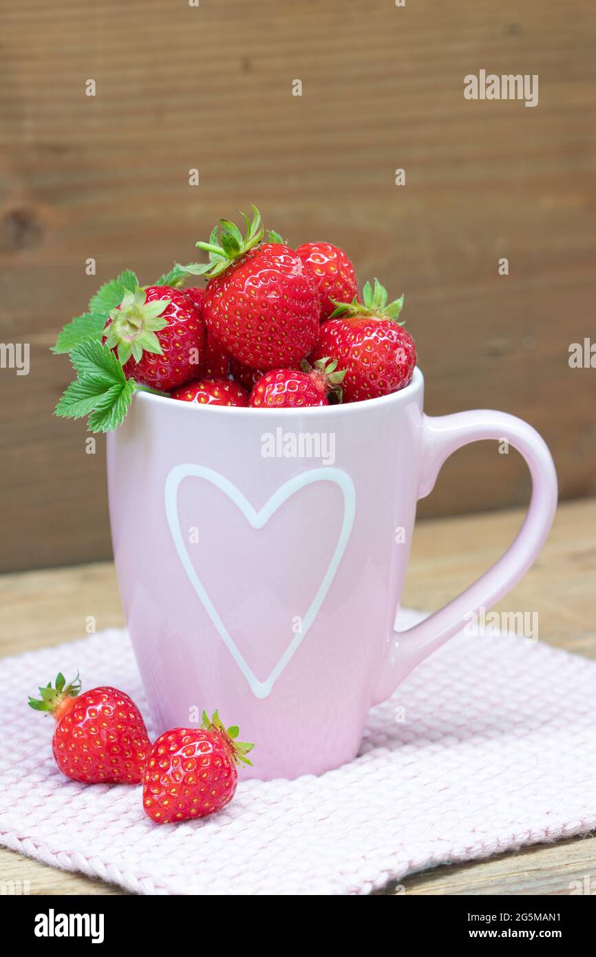 Frische Erdbeeren in der Tasse Stockfoto