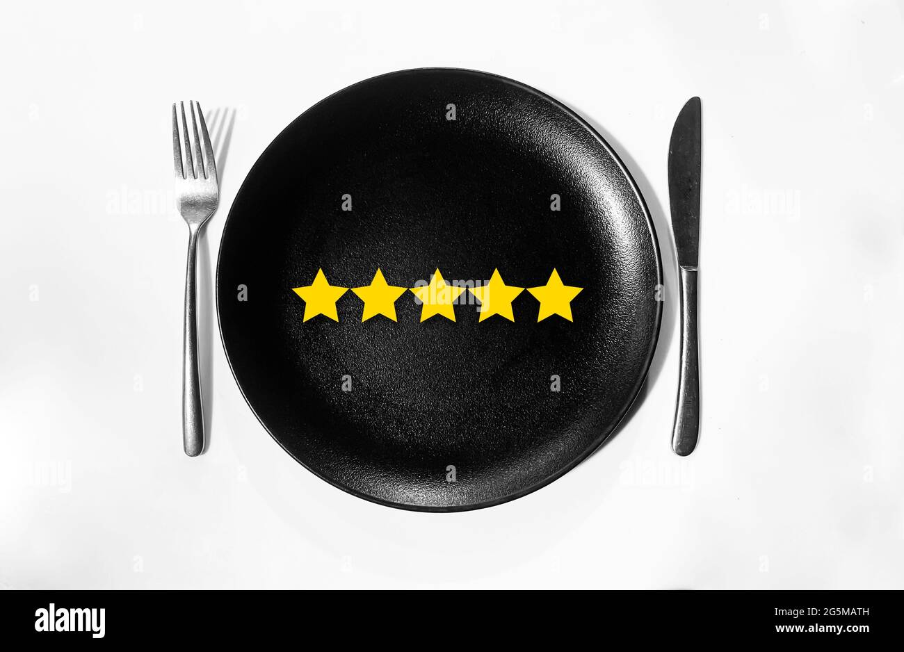 Fünf-Sterne-Food-Rating-Konzept Hintergrund in einem schwarzen und sauberen Restaurantplatte. Bewerten Sie das Konzept des Restaurants oder der Speisekulisse Stockfoto