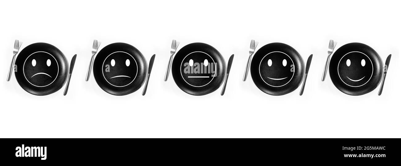 Modernes Restaurant im Emoji-Stil, Konzept zur Bewertung von Speisen mit Symbolen und Tellern. Messer und Gabel mit Teller und Emojis Stockfoto