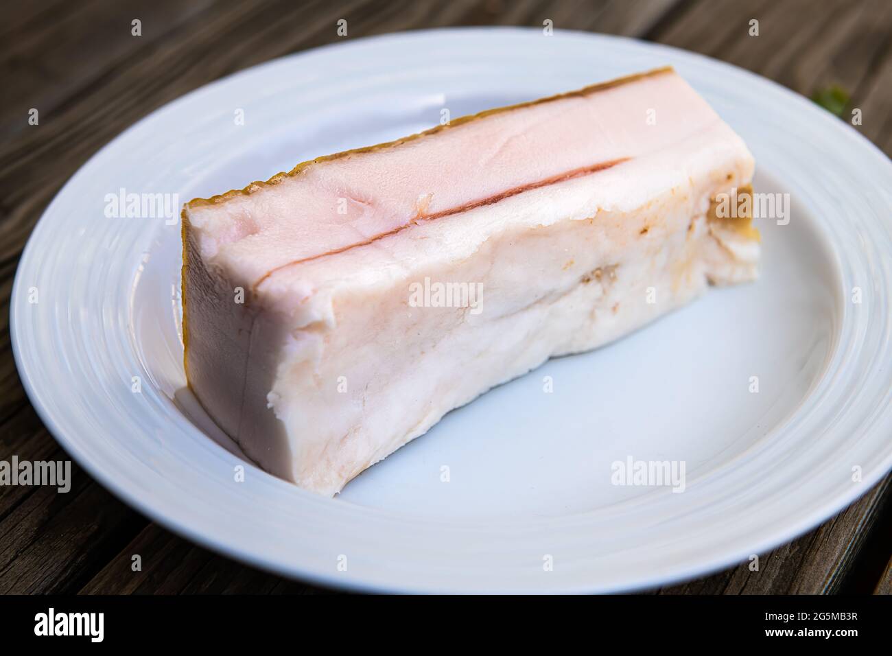 Nahaufnahme der traditionellen gesalzenen Schweinefleischbauch Fett Lebensmittel für die Herstellung von Sandwiches aus Schmalzscheiben als traditionelle russische Küche auf dem Teller Stockfoto