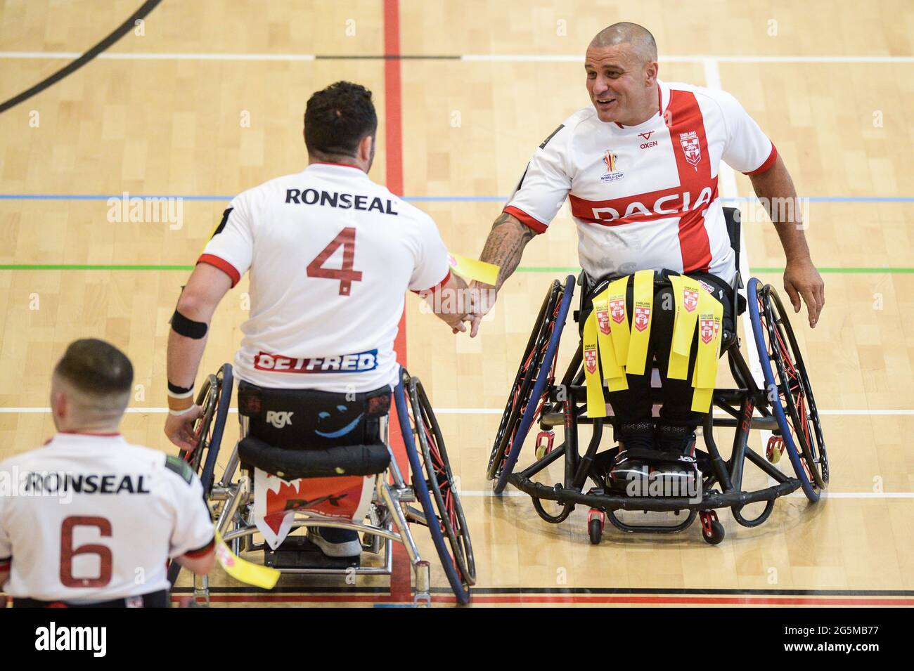 Sheffield, England - 26. Juni 2021 - Testscorer Sebastien Bechara aus England erhält Glückwünsche von Wayne Boardman aus England während der Rugby League Wheelchair International England gegen Wales am English Institute of Sport, Sheffield, UK Dean Williams/Alamy Live News Stockfoto