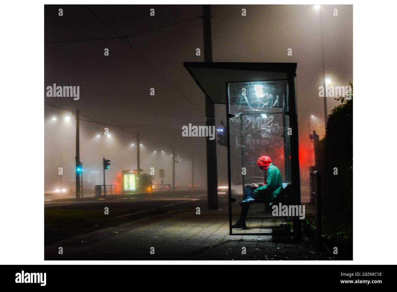 Straßenbahnhaltestelle in der Nacht Stockfoto