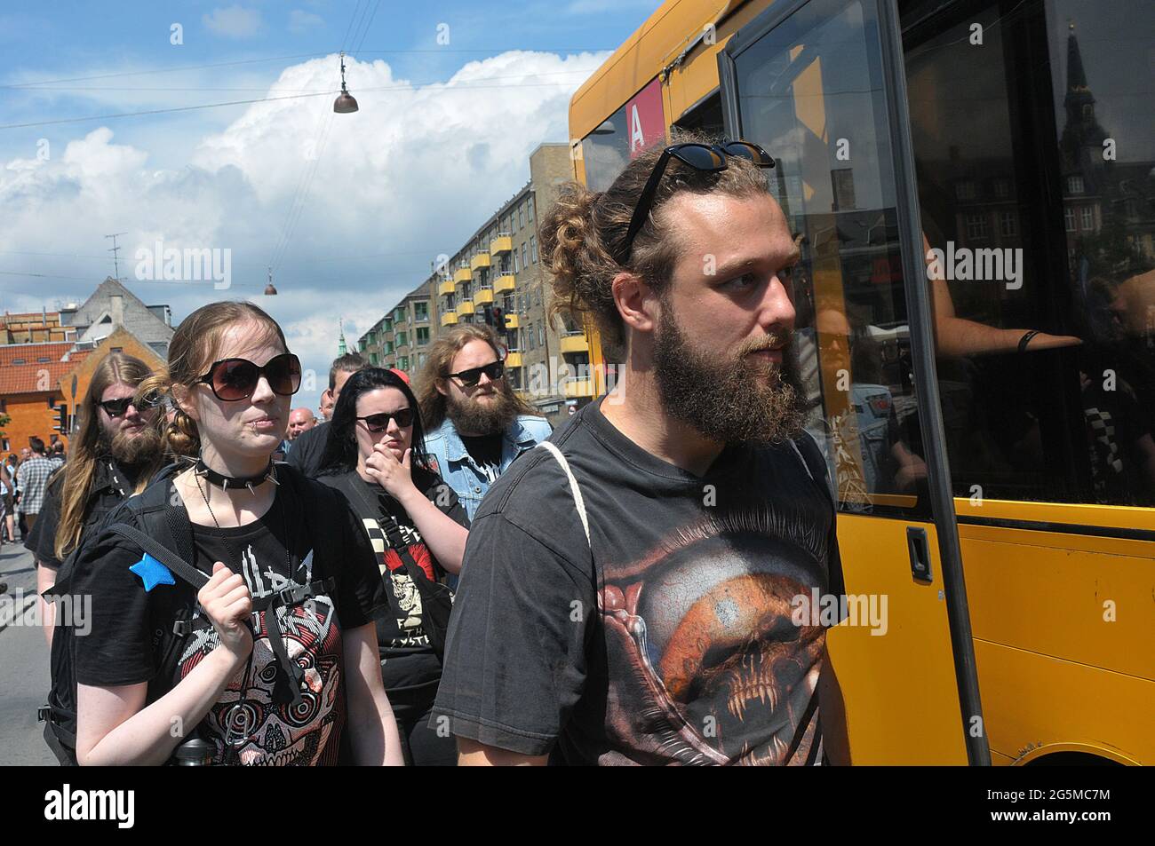 Kopenhagen /Dänemark./ 20. Juni 2019/Fans kommen zum Copenhell Metal-Musikfestival auf amager in der dänischen Hauptstadt Kopenhagen 100 und 100 und aiting for Bus t Stockfoto