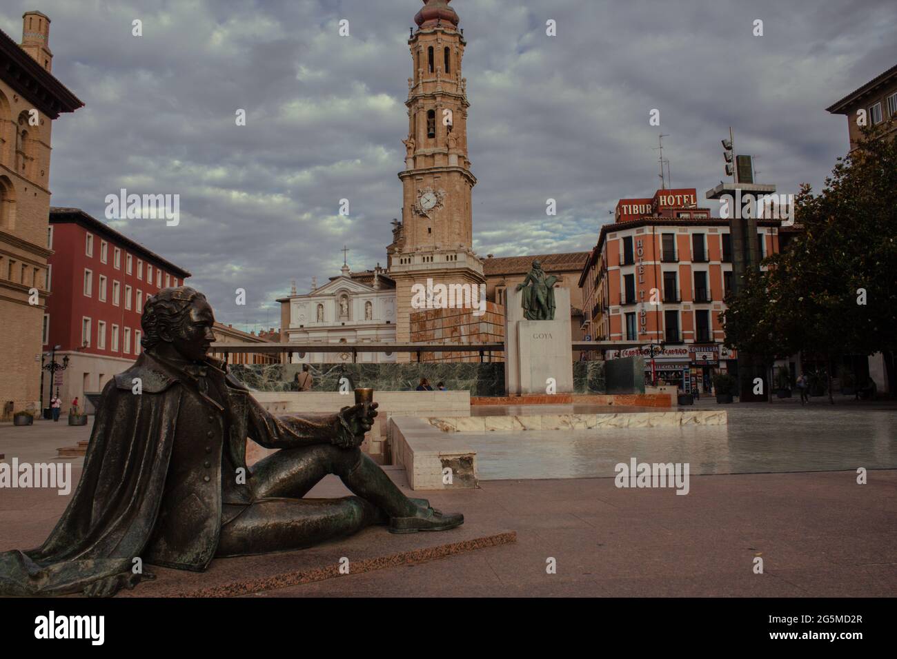 Statue eines Mannes auf dem Pilar-Platz in Zaragoza. SEO von Zaragoza im Hintergrund. Stockfoto