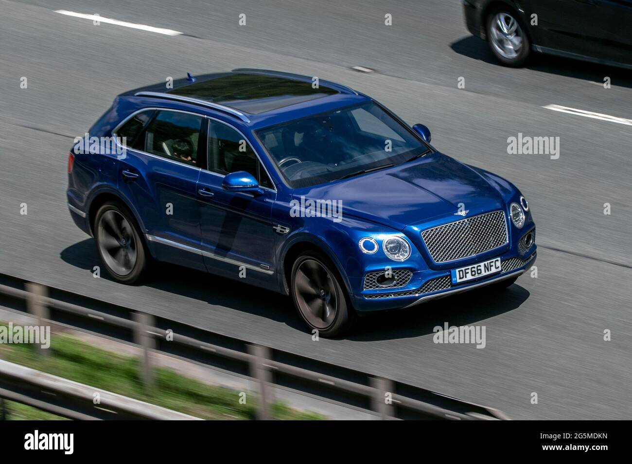 2017 blaues Bentley V8 D 8-Gang-Automatikgetriebe auf der Autobahn M6 in der Nähe von Preston in Lancashire, Großbritannien. Stockfoto