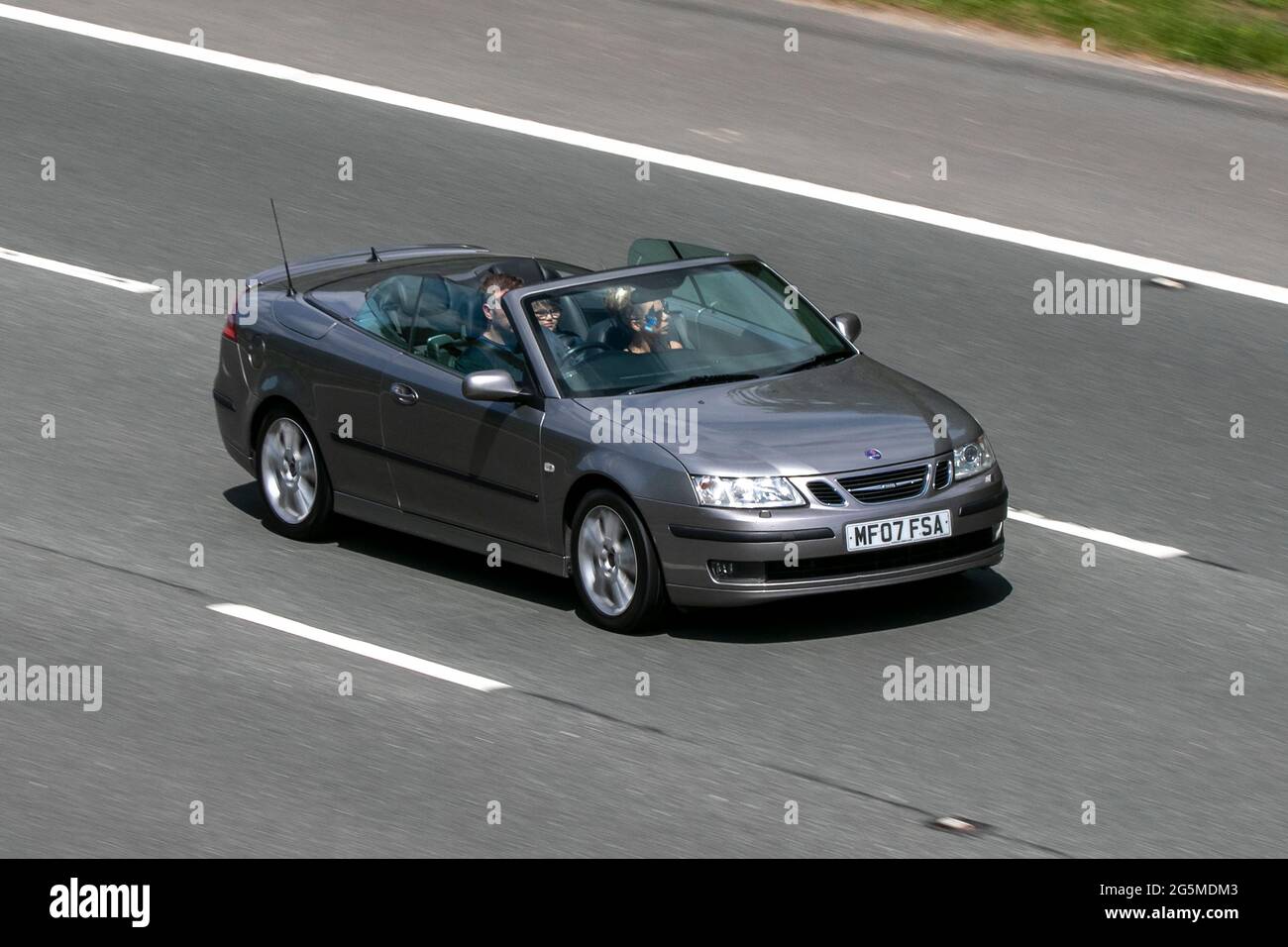 Saab 9-3 Vector Anniv 1.8T Graues Auto Cabriolet Benzin Fahren auf der Autobahn M6 in der Nähe von Preston in Lancashire, Großbritannien. Stockfoto