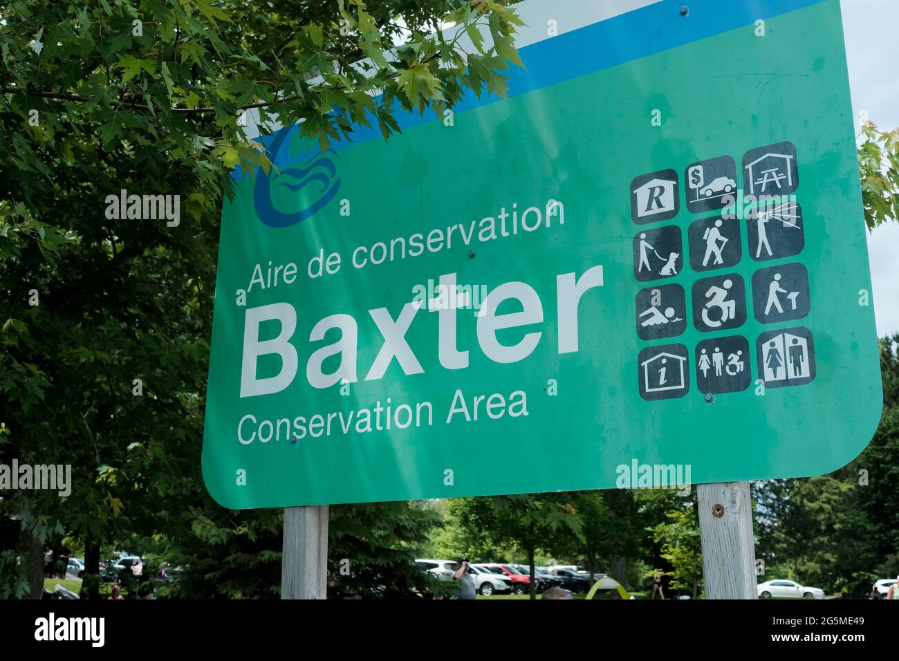 Kars, Ontario, Kanada - 13. Juni 2021: Schild für den Strand und die Wanderwege des Baxter Conservation Area, die von der Rideau Valley Conservation Authority gepflegt werden. Stockfoto