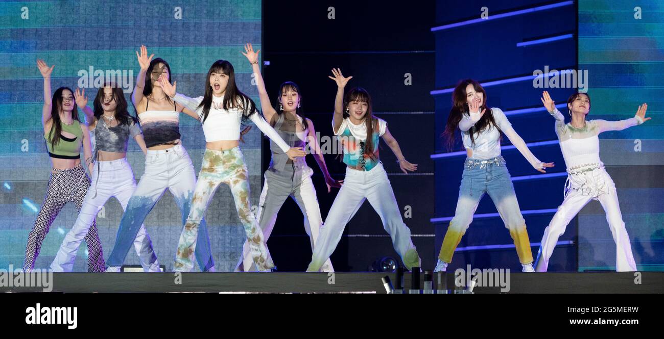 Seoul Sudkorea Juni 2021 Die K Pop Madchengruppe Wiki Miki Tritt Am 26 Juni 2021 Wahrend Eines K Pop Live Konzerts 27th Dream Concert Im Sangam World Cup Stadium In Seoul Sudkorea Auf Der Buhne Auf