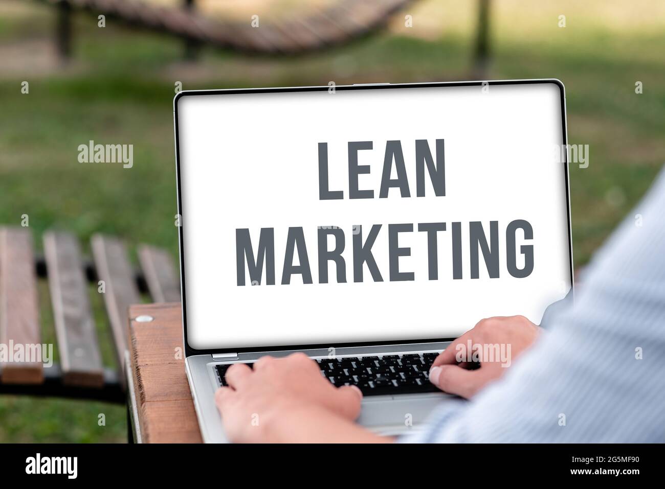 Handschrift Zeichen Lean Marketing. Konzeptionelles Foto, das für das Testen der Strategie und des Spots im Einzelhandel verantwortlich ist, das fachmännisch funktioniert Online Jobs und Working Stockfoto