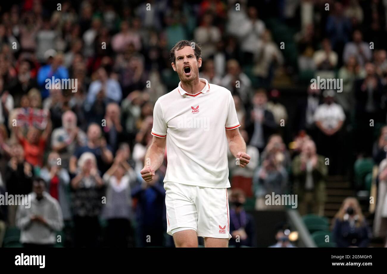 Andy Murray feiert den Sieg über Nikoloz Basilashvili auf dem Center Court am ersten Tag von Wimbledon im All England Lawn Tennis and Croquet Club, Wimbledon. Bilddatum: Montag, 28. Juni 2021. Stockfoto