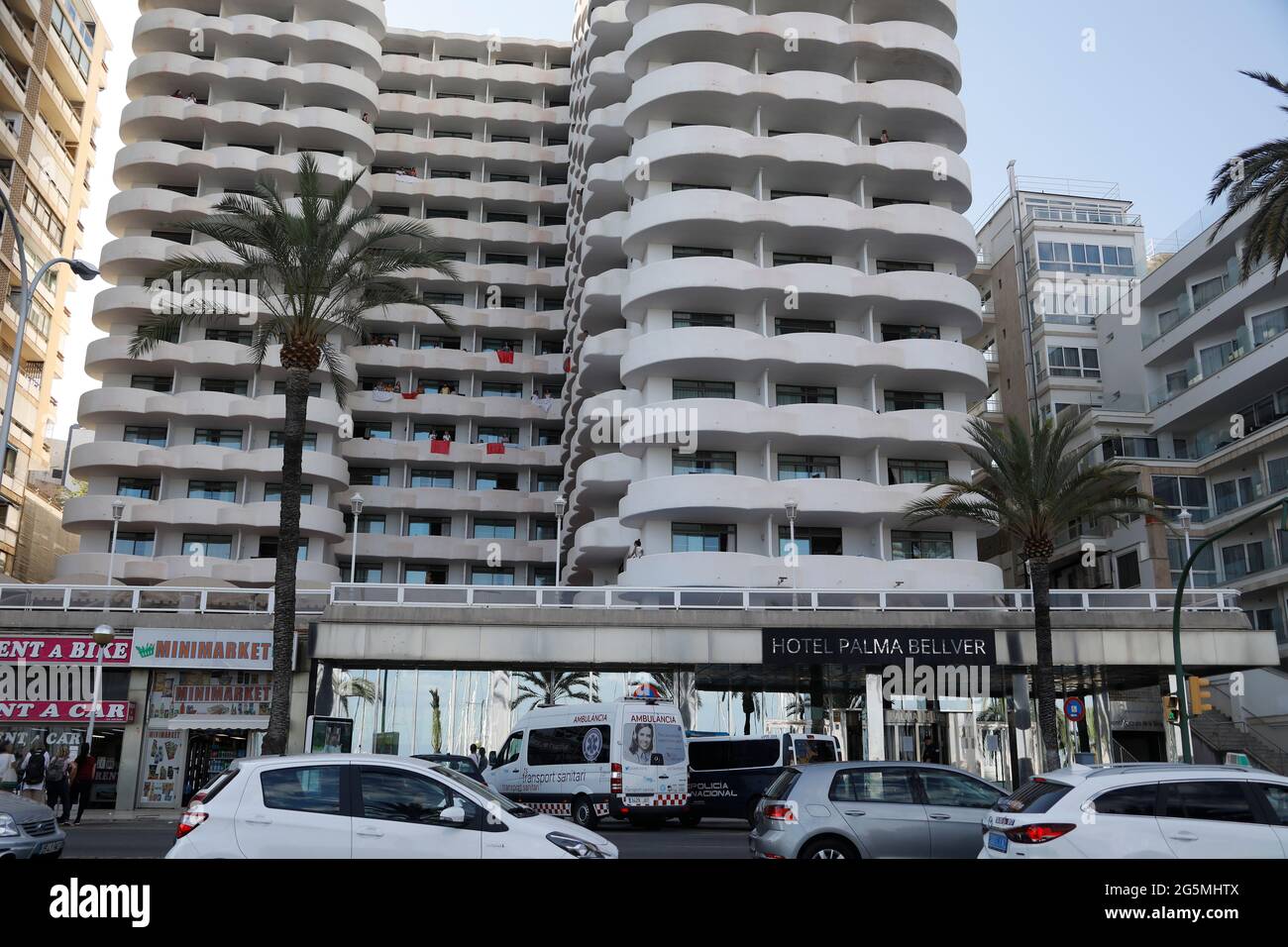 28. Juni 2021, Spanien, Palma: Studenten stehen auf ihren Balkonen im Hotel Palma Bellver, nachdem sie nach dem Auftreten von COVID-Fällen in der vergangenen Woche isoliert bleiben mussten. 249 spanische Studenten werden im Bellver Hotel unter Quarantäne gestellt. Mehr als 900 junge Menschen testeten positiv, als sie nach ihrer Reise nach Mallorca an ihre Herkunftsorte zurückkehrten. Nach der Infektion von rund eintausend Schülern mit dem Corona-Virus bei Abituraufenthalten auf Mallorca hat die Regionalregierung der Balearen beschlossen, die Einreisebestimmungen für große Gruppen zu verschärfen. Foto: Clara Margai Stockfoto