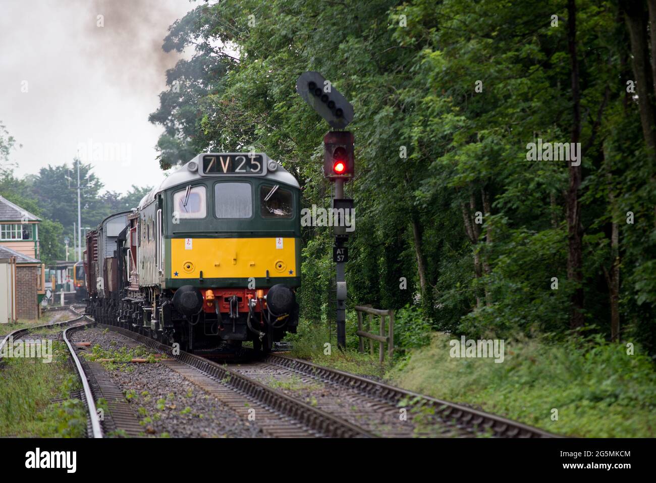 Diesellokomotive der Klasse 25 D7612 auf der Watercress Line, Mid Hants Railway in Hampshire Stockfoto