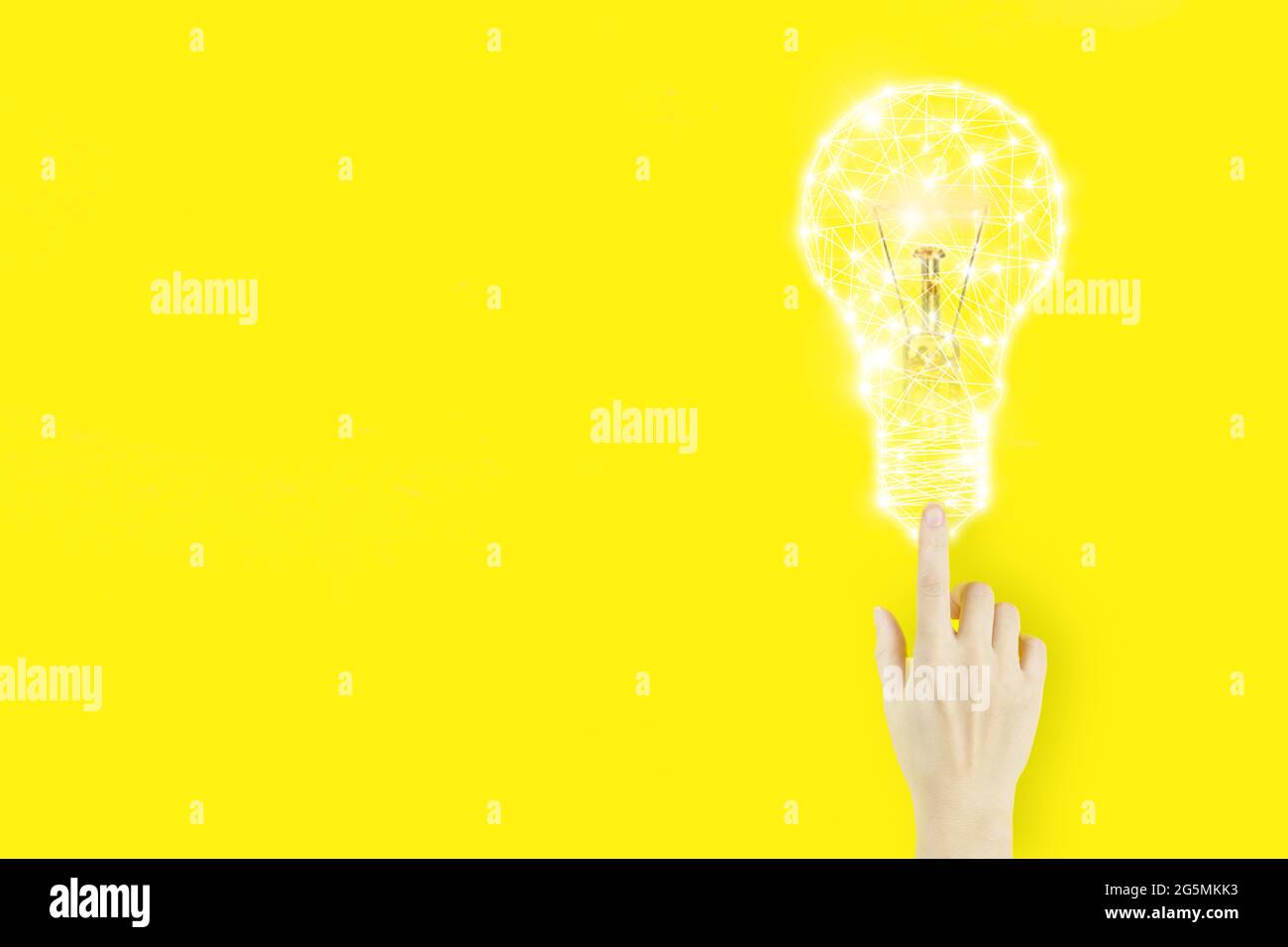 Der Handfinger der jungen Frau zeigt mit einem Hologramm auf gelbem Hintergrund. Kreative Idee. Konzept von Idee und Innovation Stockfoto
