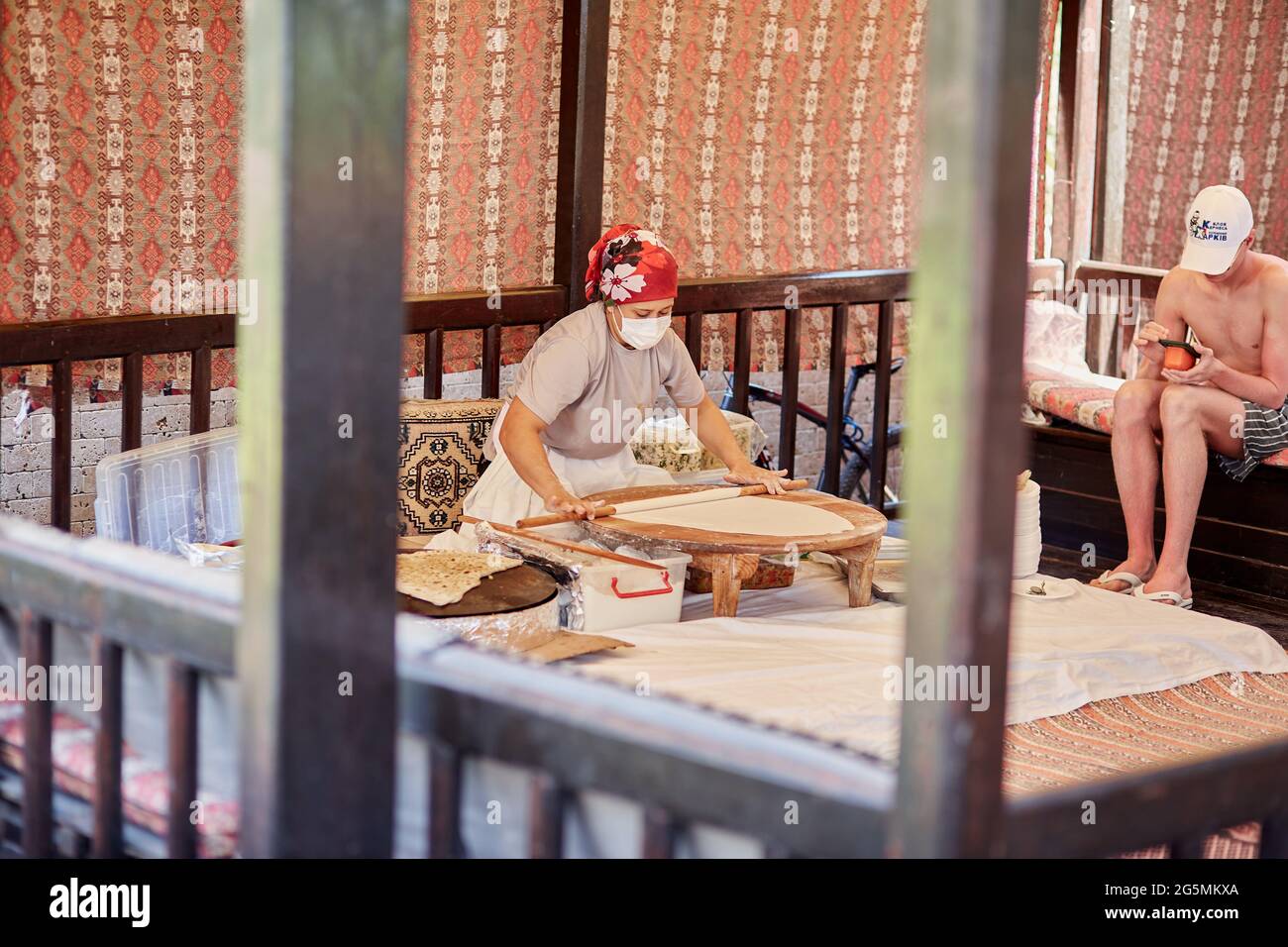 Kemer, Türkei - 25. Mai 2021: Frau bereitet im Freien nationales türkisches Fladenbrot zu. Teigvorbereitung. Türkische kulinarische Traditionen in der Küche. High qu Stockfoto