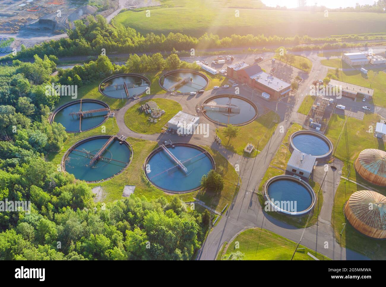 Luftaufnahme von oben von Trinkwasseraufbereitungsanlagen für die Großstadt aus dem Wassermanagement Stockfoto