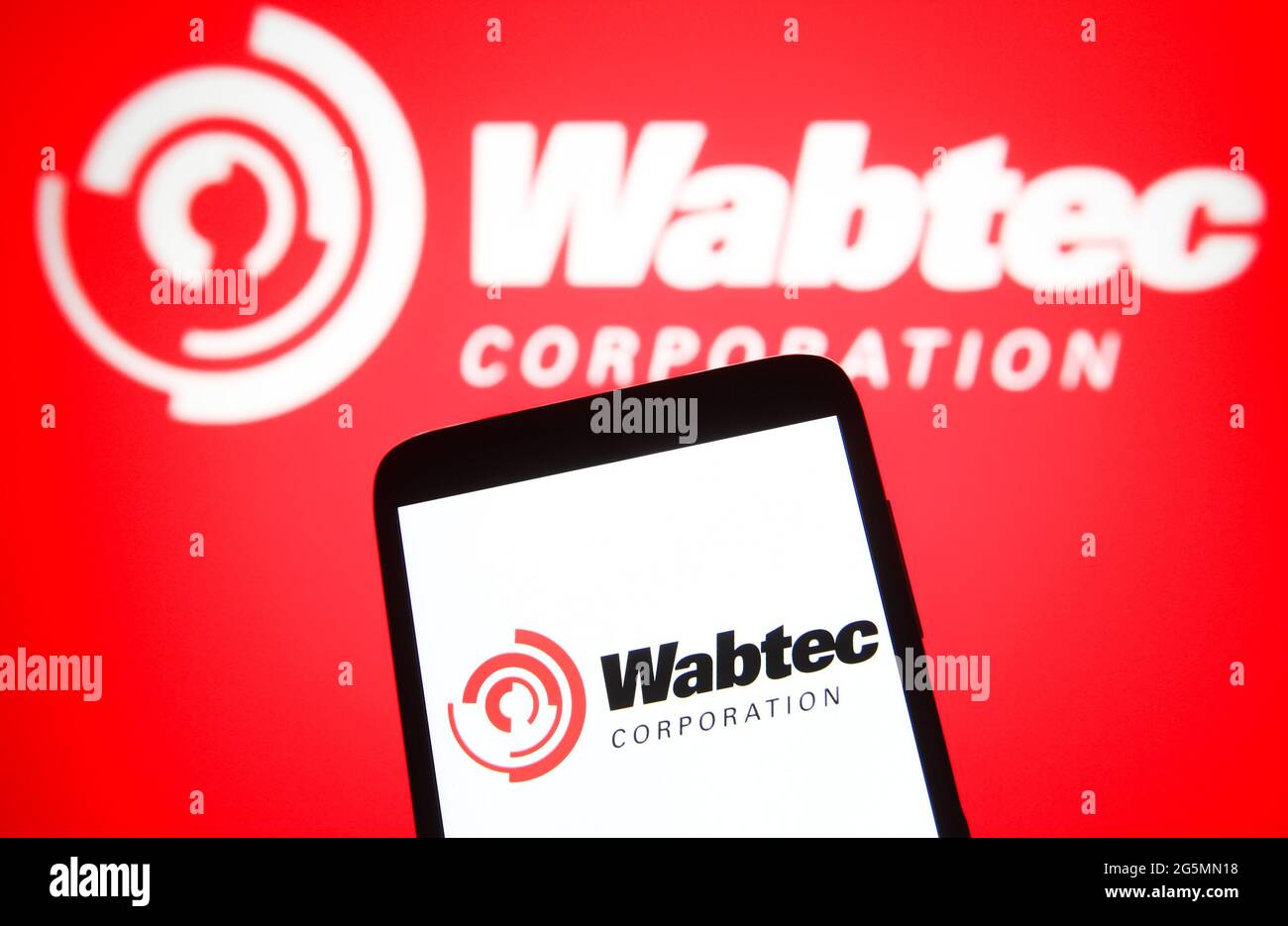 Ukraine. Juni 2021. In dieser Abbildung ist das Logo der Wabtec Corporation (Westinghouse Air Brake Technologies Corporation) auf einem Smartphone und einem pc-Bildschirm zu sehen. (Foto von Pavlo Gonchar/SOPA Images/Sipa USA) Quelle: SIPA USA/Alamy Live News Stockfoto