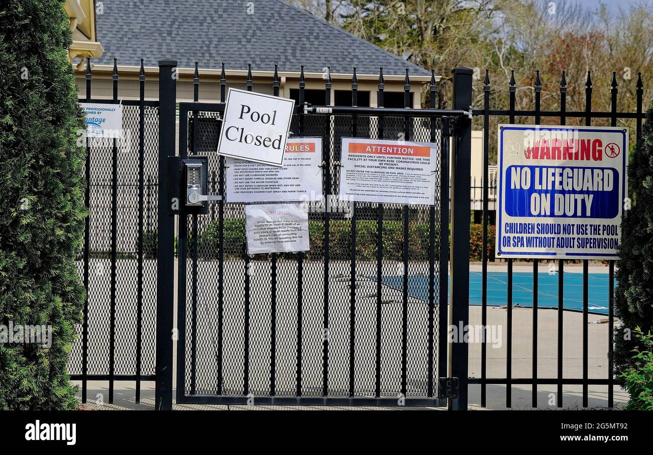 Das öffentliche Schwimmbad ist wegen Covid-19 geschlossen Stockfoto