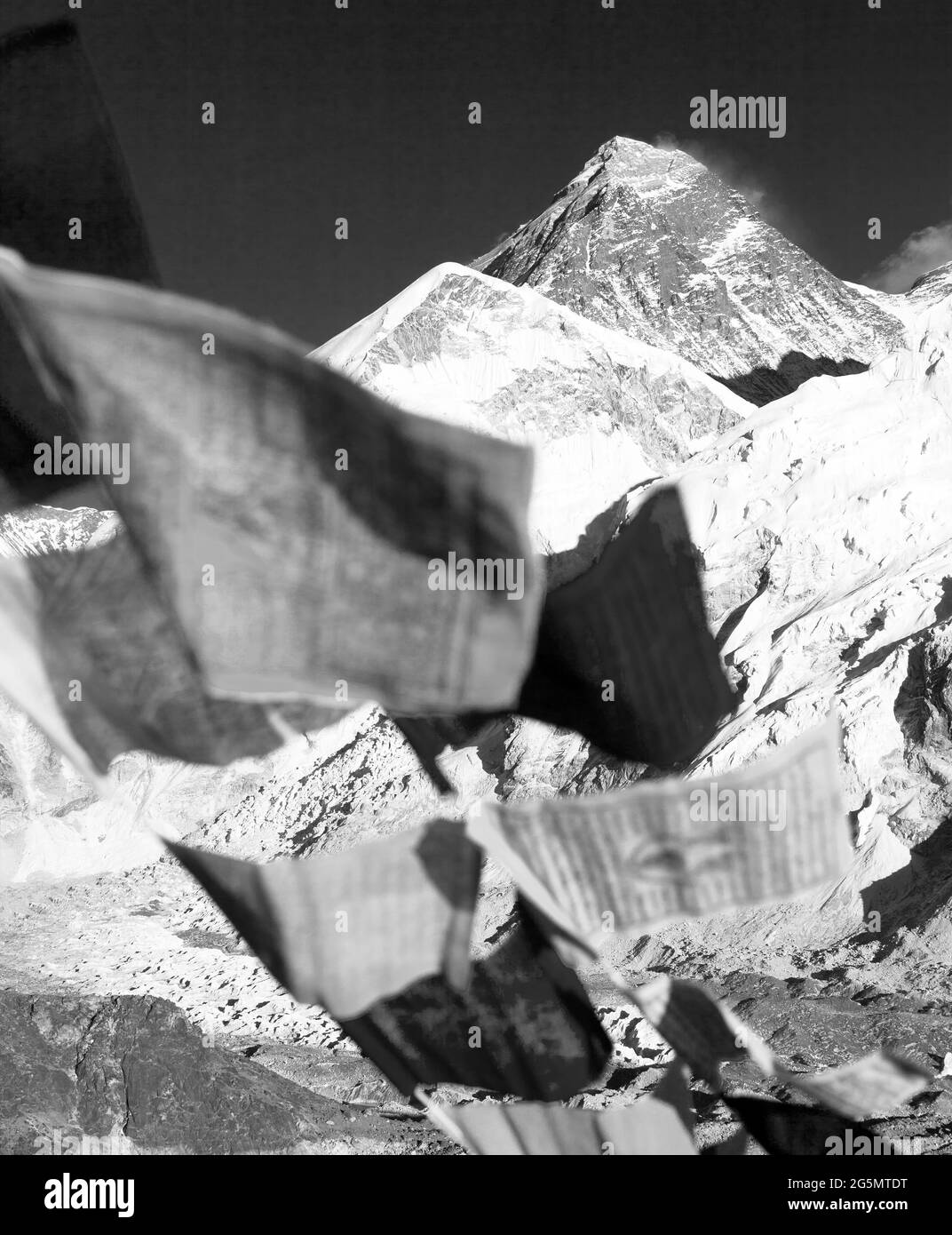 Blick auf den Mount Everest mit buddhistischen Gebetsfahnen von Kala Patthar, Weg zum Everest-Basislager, Nepal Himalaya-Berge, Schwarz-Weiß-Ansicht Stockfoto