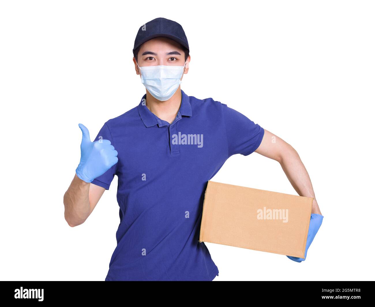 Der junge Kurier trägt blaue Kleidung und Hüte, Schutzmasken und Handschuhe, um sich zu schützen, liefert Pakete während der covid-19-Epidemie und sho Stockfoto