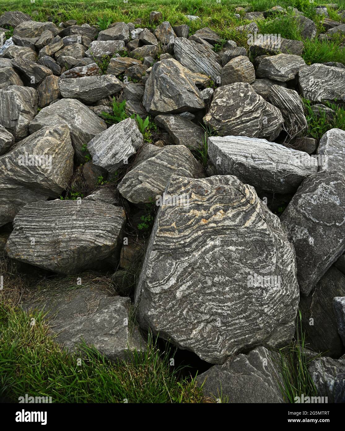 Eine Ansammlung von gestreifte Felsbrocken. Stockfoto