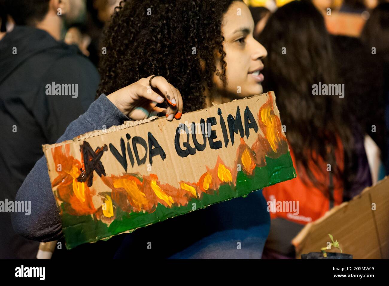 Rio de Janeiro, Brasilien - 23. August 2019: Eine Frau hält ein Plakat mit der Aufsage „das Leben brennt“ während eines Protestes gegen die Waldbrände im Amazonas. Stockfoto